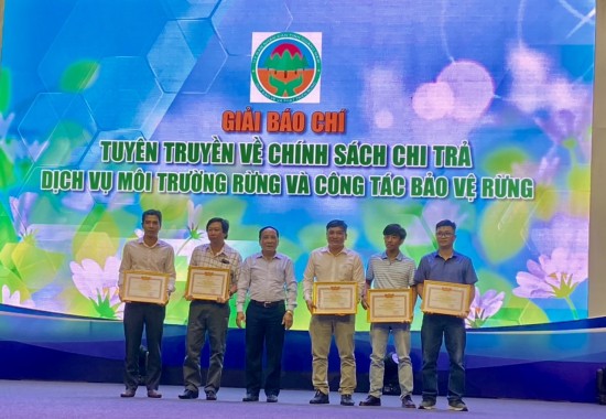 Ông Phạm Phú – Phó giám đốc Quỹ Bảo vệ và phát triển rừng tỉnh Quảng Nam trao giải cho các tác giả và nhóm tác giả đạt giải