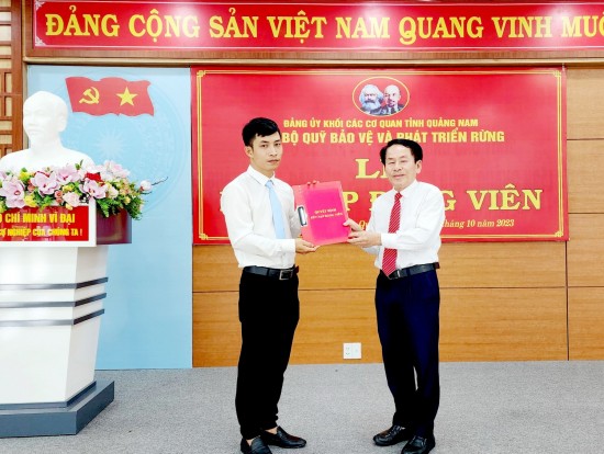 Chi bộ Quỹ Bảo vệ và phát triển rừng tỉnh Quảng Nam tổ chức Lễ kết nạp đảng viên mới